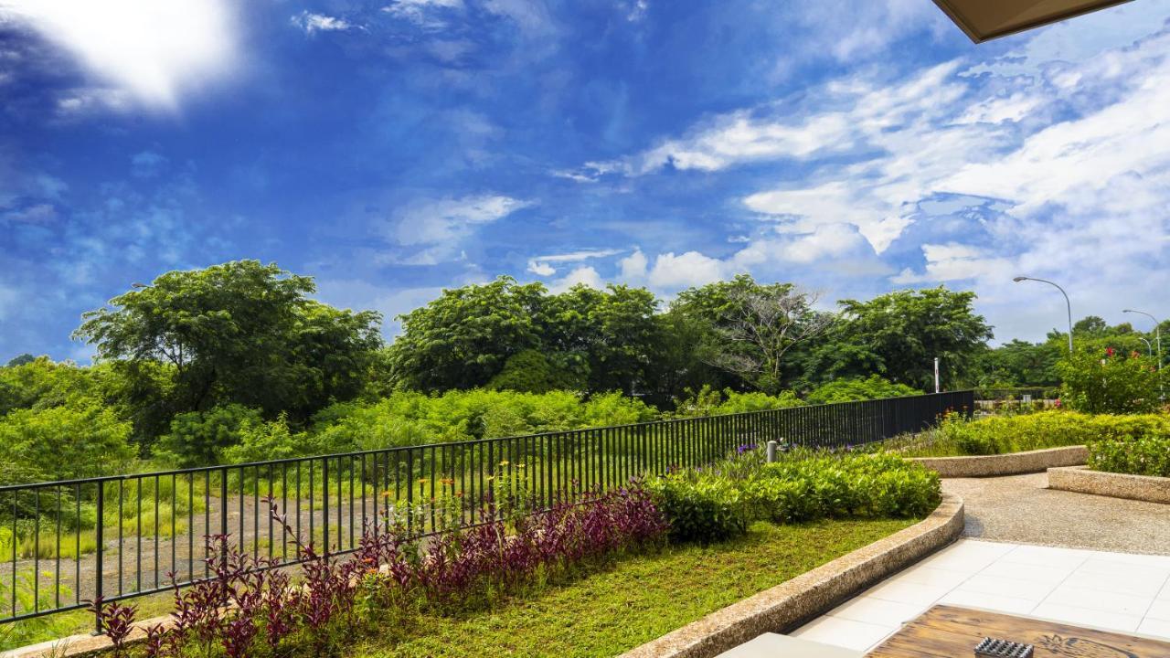 Azalea Suites Cikarang By Jayakarta Group Exterior foto