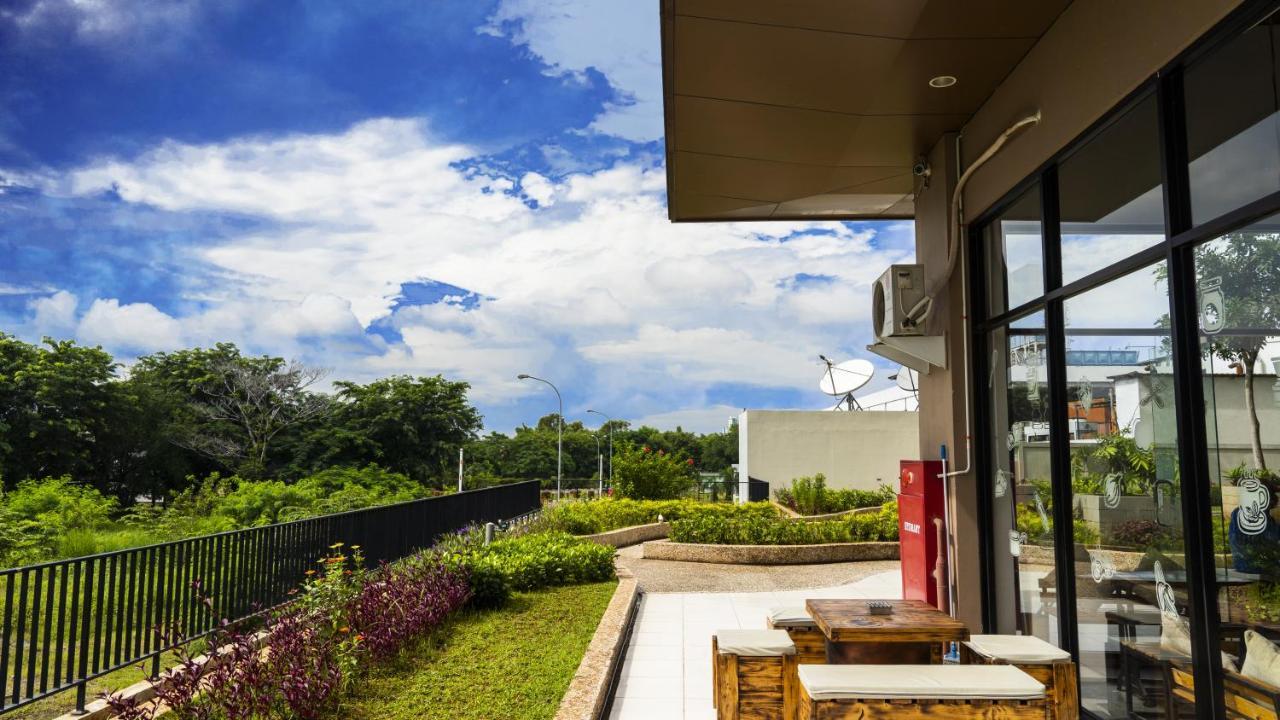 Azalea Suites Cikarang By Jayakarta Group Exterior foto